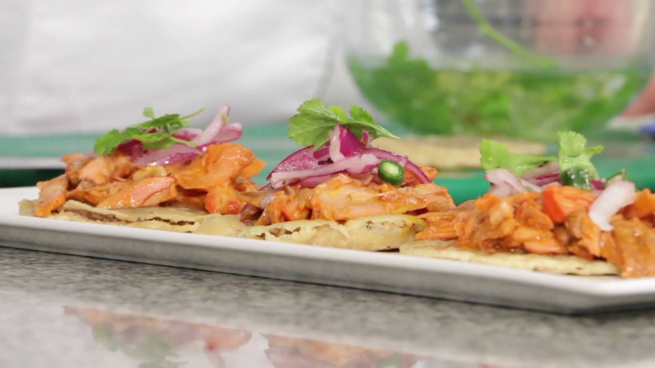 PANUCHOS DE POLLO PIBIL Y CEBOLLA MORADA