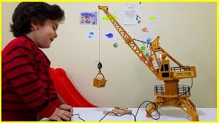 Dev Oyuncak Vi̇nç İle Oynadikahşap Bloklari Taşidik.