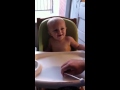 Liam qui fait les beaux yeux à son Papa