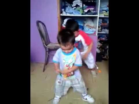mis hermanos bailando reggaeton