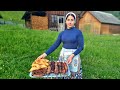 Une femme incroyable vit seule dans une nature incroyable  cuisiner un dner montagnard