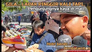 Download lagu GILA! Lapak Thrifting Pinggir Kali Ramai Kaya Mall, Dapet Sepatu Hoka & Topi Branded! 