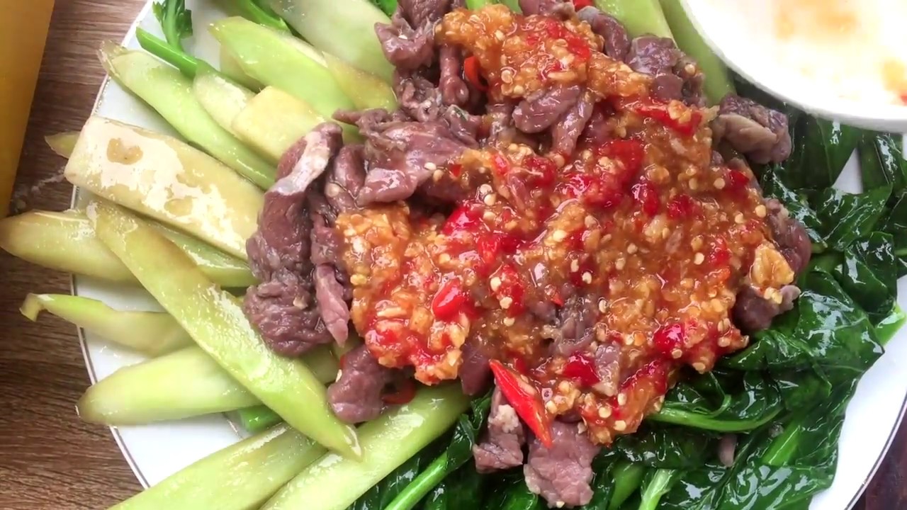 Frying collard greens with beefឆាខាត់ណាទឹកភ្នែក YouTube