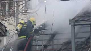 Požar u napuštenoj kući u dvorištu zgrade na Bulevaru Oslobođenja 68 u Novom Sadu.