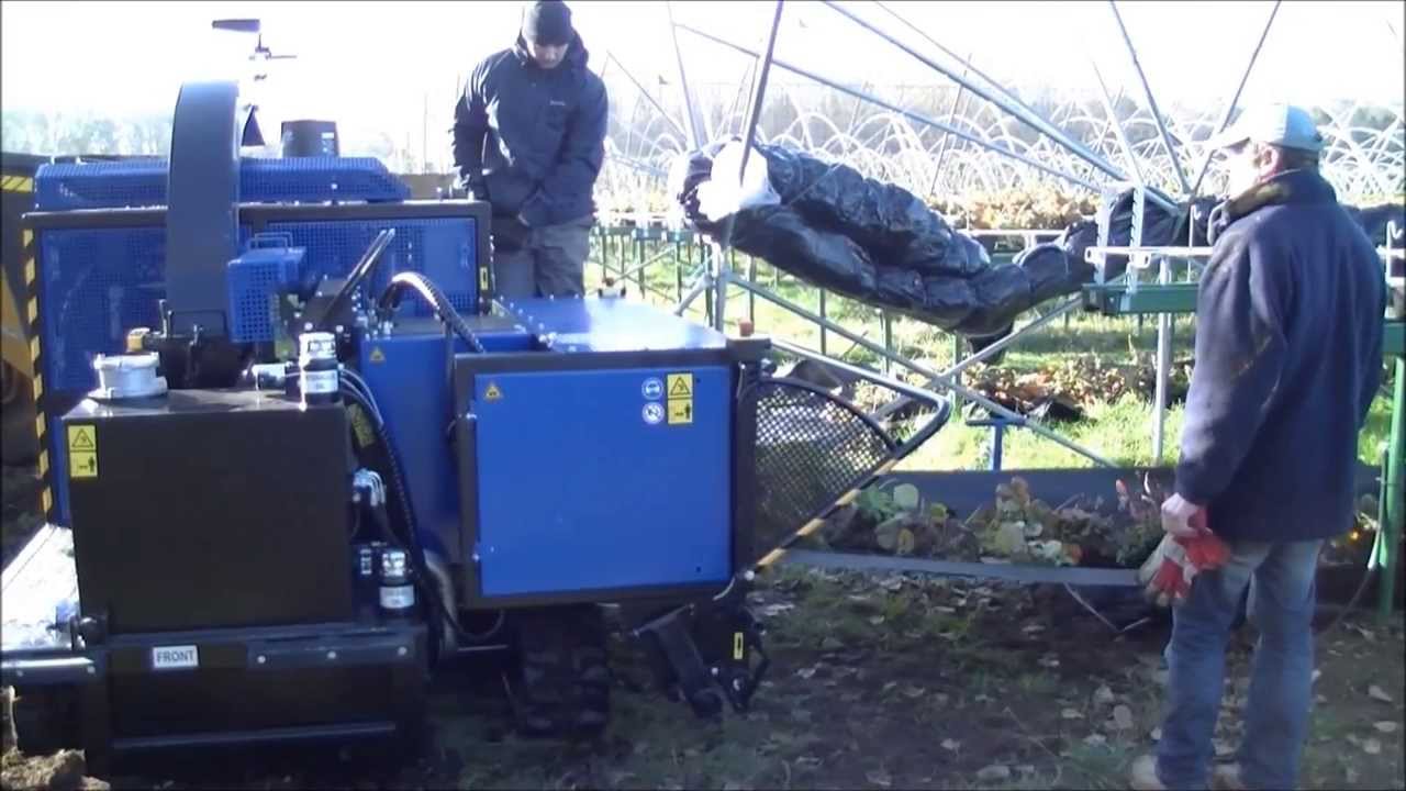 Bio Chopper Compact schredding strawberries on coir and raspberries on ...