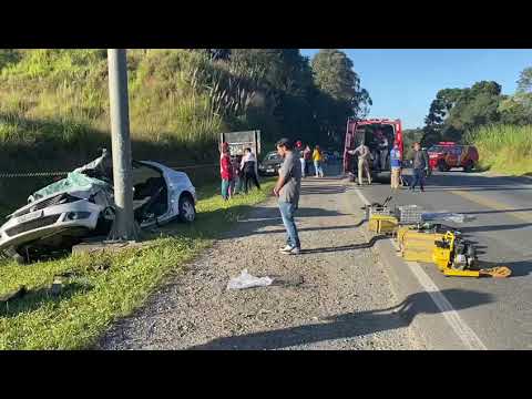 Mulher fica presa nas ferragens após bater contra placa no Contorno