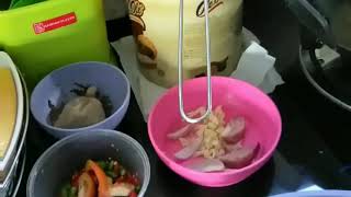 Fillet dada ayam saus telur asin dan tumis bayam yang tertunda 