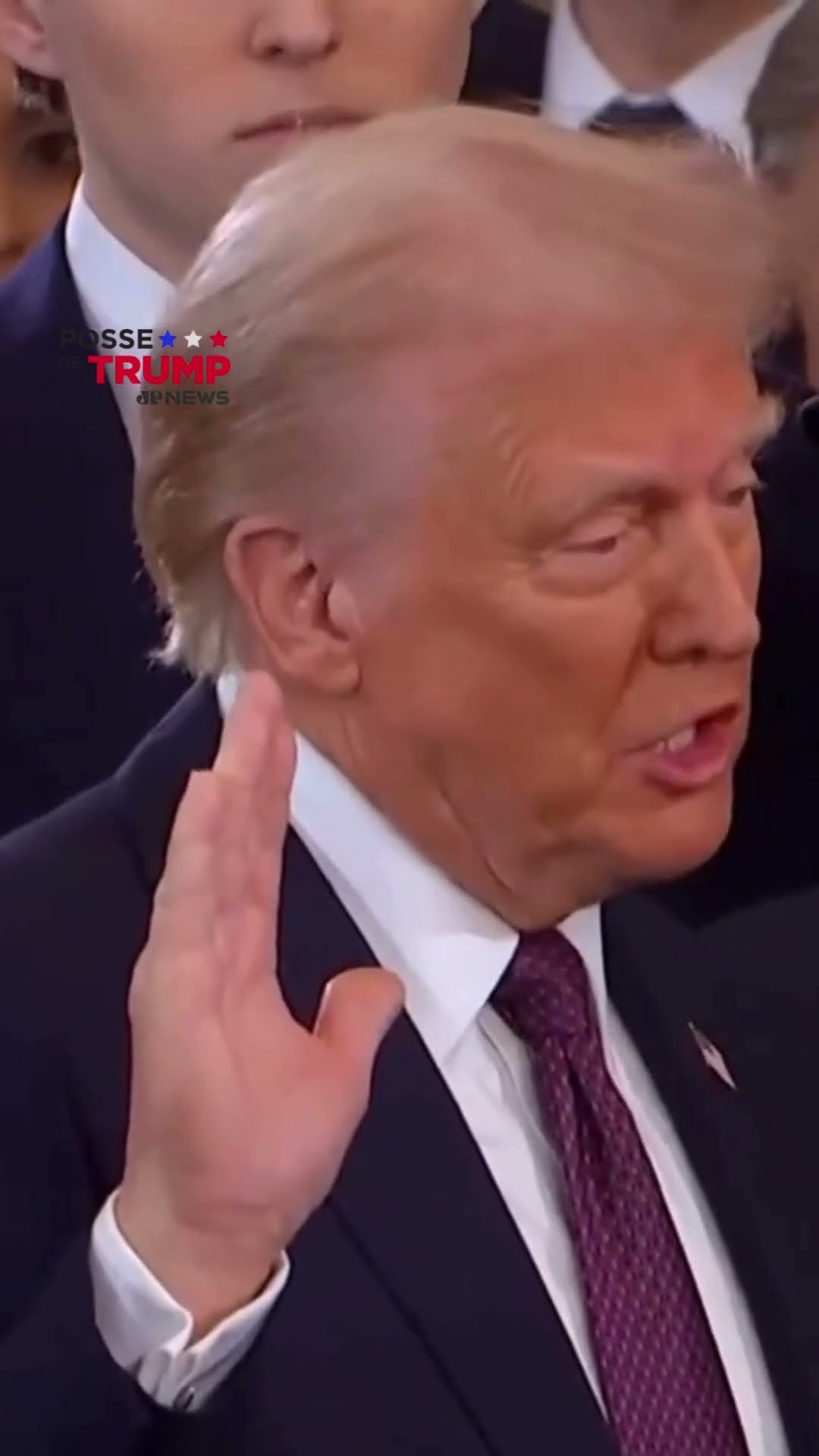 Trump jura lealdade à Constituição e se torna 47º presidente dos Estados Unidos #shorts