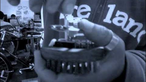 Steampunk Bristlebot Mk1.wmv