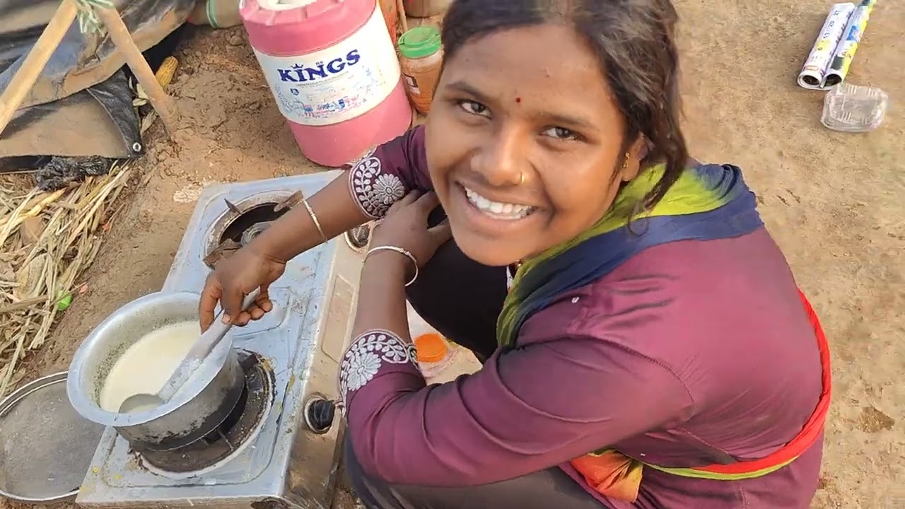 चिकना बरोबर तिळाच्या भाकरी  पट्टा पडल😛😜