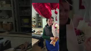 Surpriza Më E Bukurkur Djali Mbas 8 Vitesh Kthehet Në Vendlindje Për Të Surprizuar Nënën.emocione