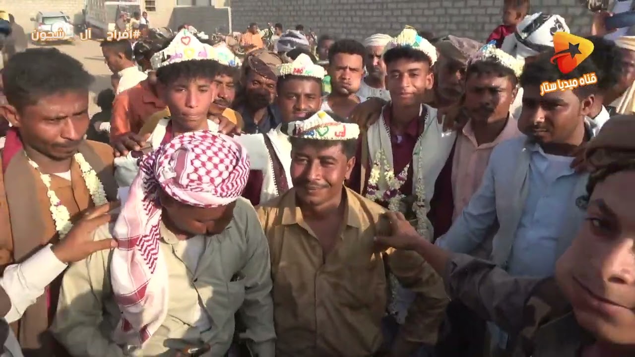 شباب قريه محوى الشجون ترقص فرحا وتشارك بزفه العريس رضوان محمد شجون غناء الفنان نسيم يحي