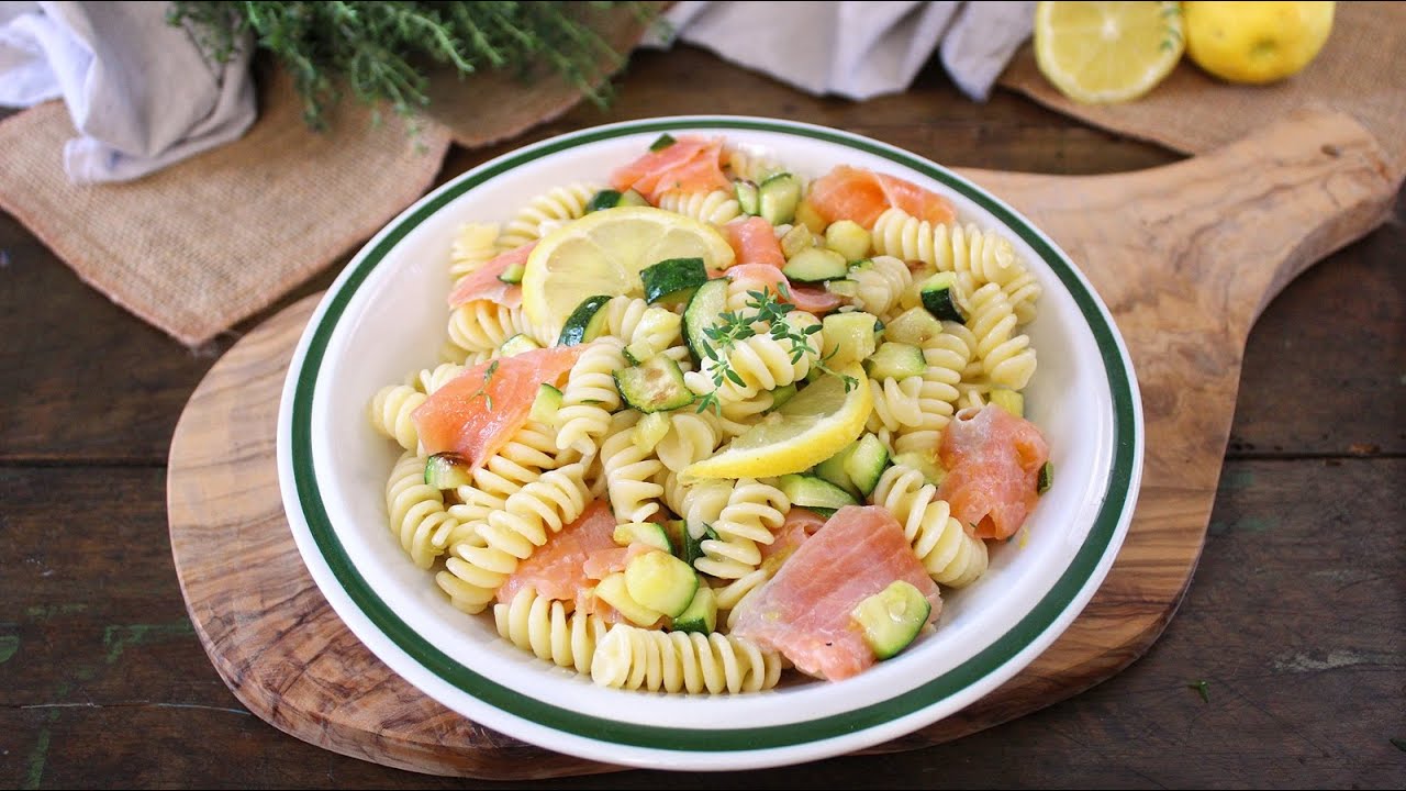PASTA FREDDA CON SALMONE E ZUCCHINE- facile e veloce - YouTube