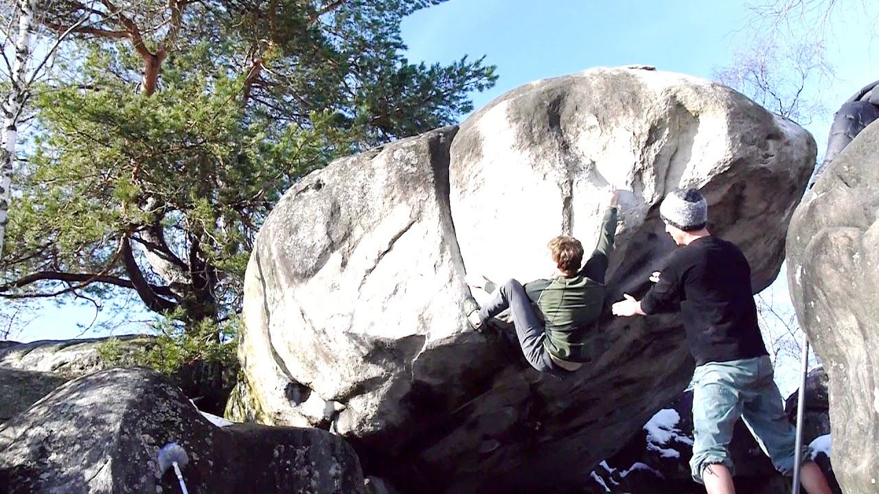 Bruno bouldert Total Eclipse (8A+) in Fontainebleau