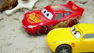 Disney Cars Speelgoed Lightning Mcqueen Er Ligt Een Dinosaurus Skelet In De Grot