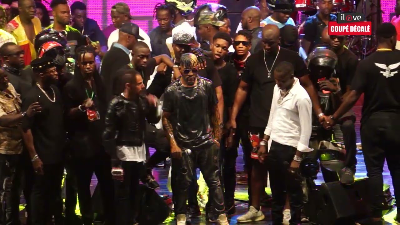 BADRO PRÉSENTE UNE STATUE DE DJ ARAFAT AU CONCERT DE SIDIKI DIABATÉ