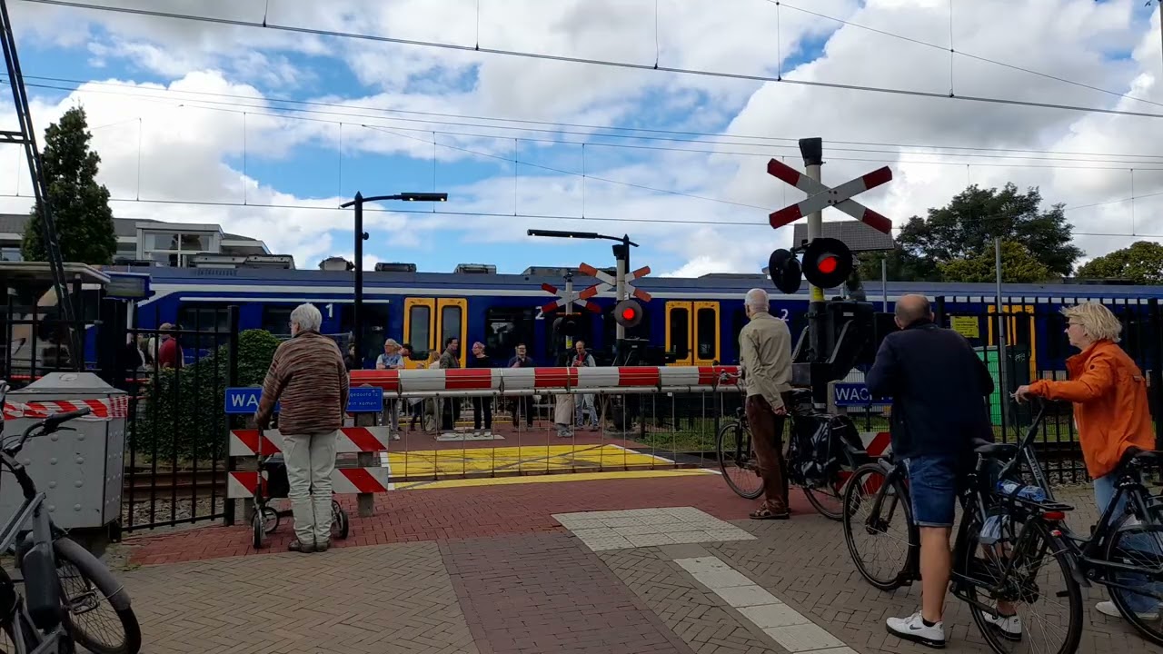 Spoorwegovergang Heiloo (9) // Dutch railroad crossing 