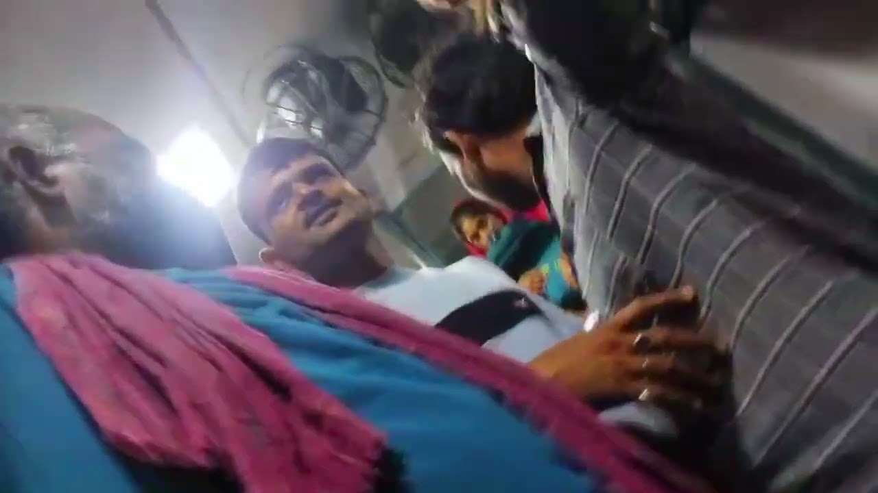 Overcharging की Complain करने पर, पैंट्री वालों ने यात्री को Train से फेंकने की दी धमकी😢Railway Scam
