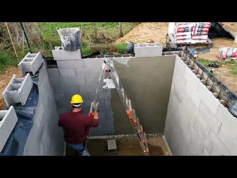 Miniature de 025 - Ma maison en A autonome (5/200) : montage de la cuve à eau et coulage des piliers