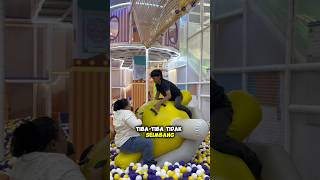 Nampaknya beliau sangat bahagia🤣😭😭 #masasekolah #sekolah #wahana (sc.@.radi_69)