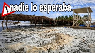 una gran ola lo derriva con una fuerza extrema
