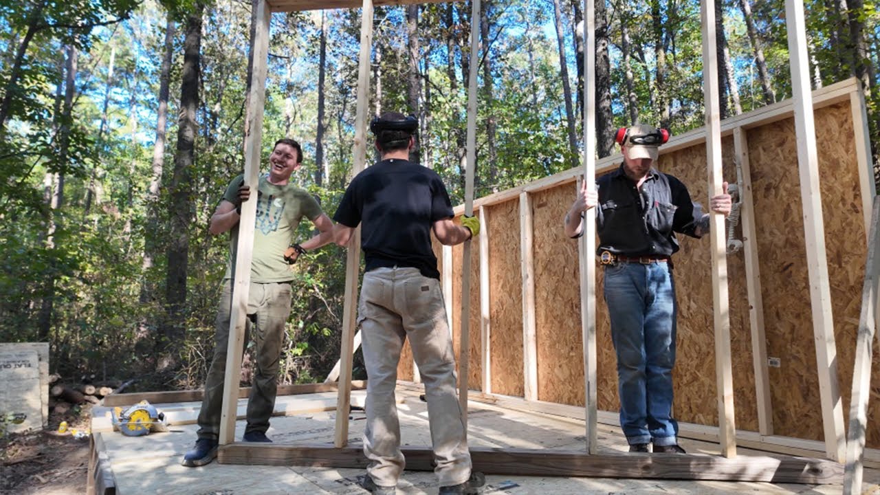 Строительство простой и доступной по цене автономной охотничьей хижины в лесу.