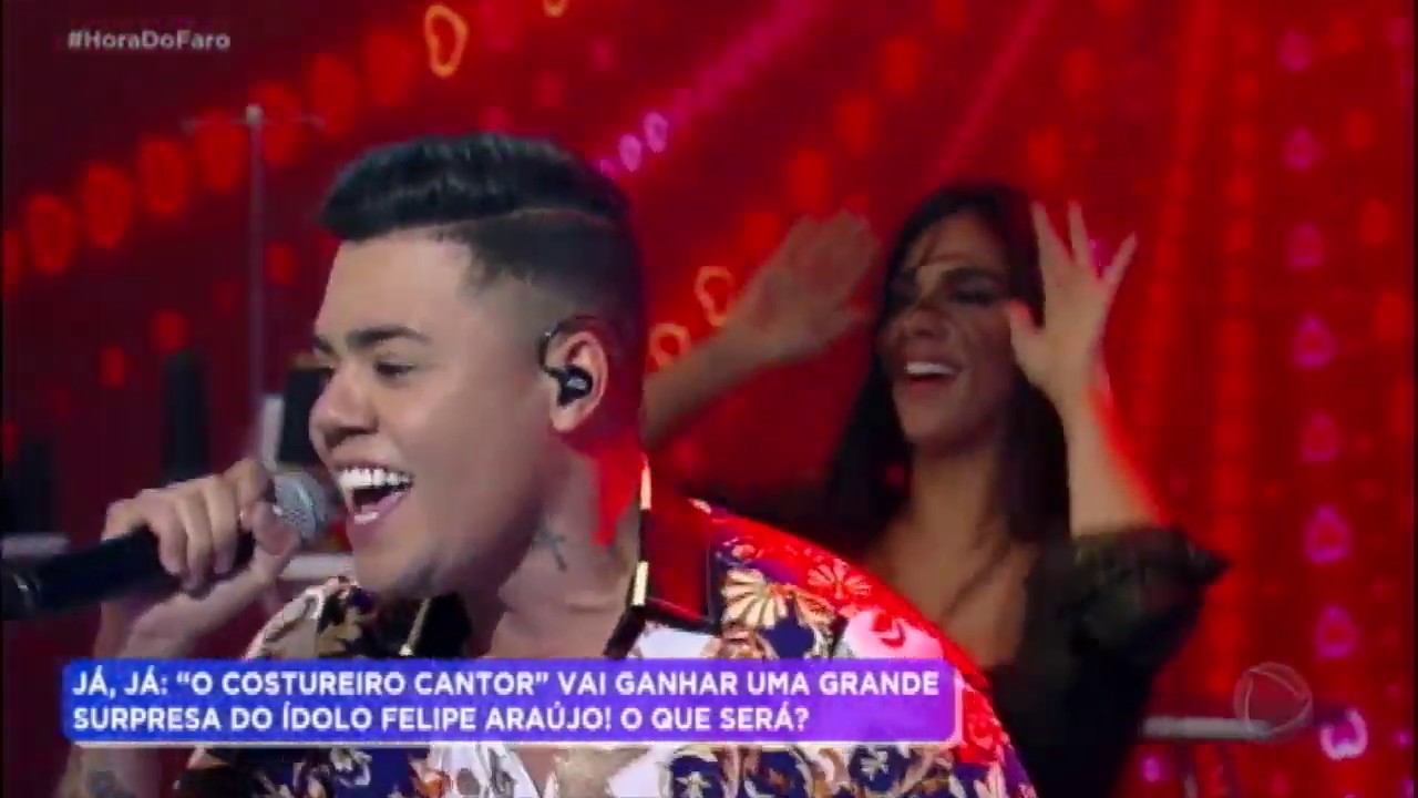 Felipe Araújo surpreende Ítalo e canta com ele no palco do Hora do Faro