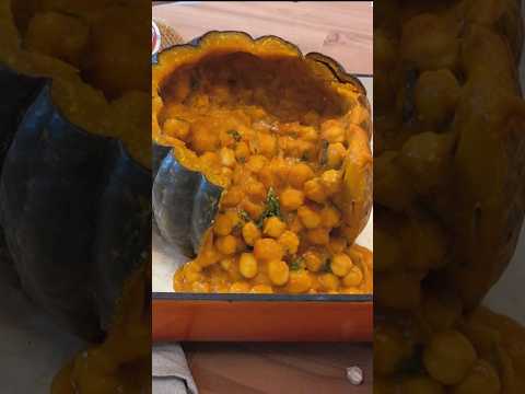 Abóbora recheada com grão de bico 💚 receita vegana, cremosa e só leva ingredientes simples.