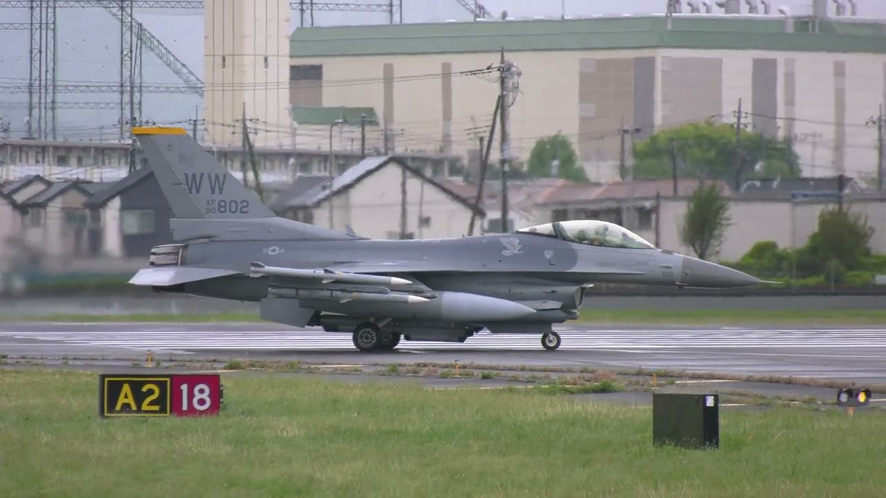 4K]三沢基地へ向けて離陸 F16戦闘機 4機横田基地 実弾付き? Yokota