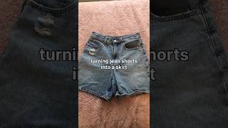 turning jean shorts into a skirt / upcycling