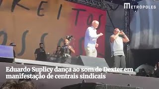 Eduardo Suplicy dança ao som de Dexter em manifestação de centrais sindicais