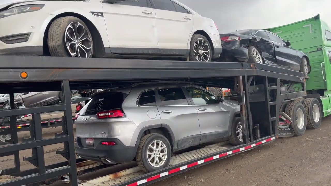 Amerika'da araba tasiyorum. Açik artirmalardan kazali arabalar.