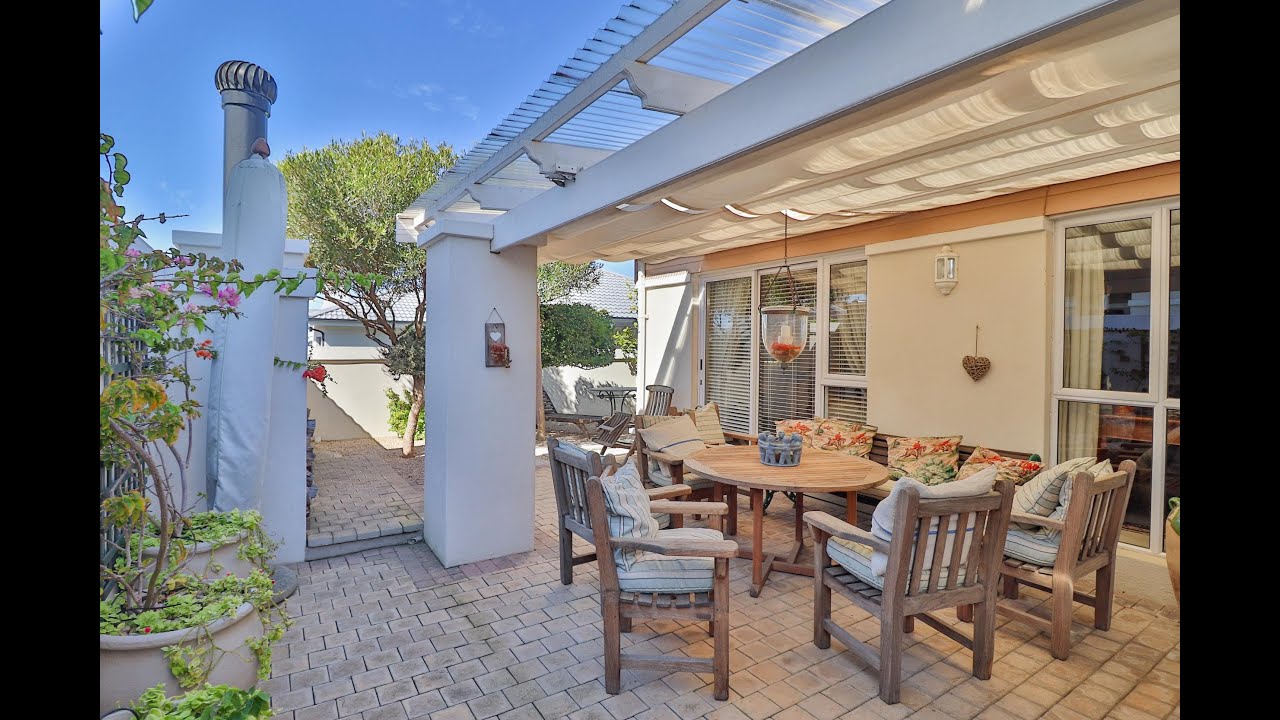 SOLD - Elegant relaxed home For sale  in small gated estate Fountains Estate Jeffrey's Bay