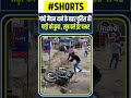 गांधी मैदान थाने के बाहर पुलिस की गाड़ी को कुचा , खूब चले ईंट  पत्थर...