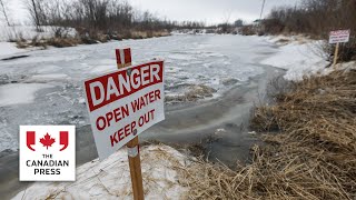 Manitoba premier helps out with flood prep