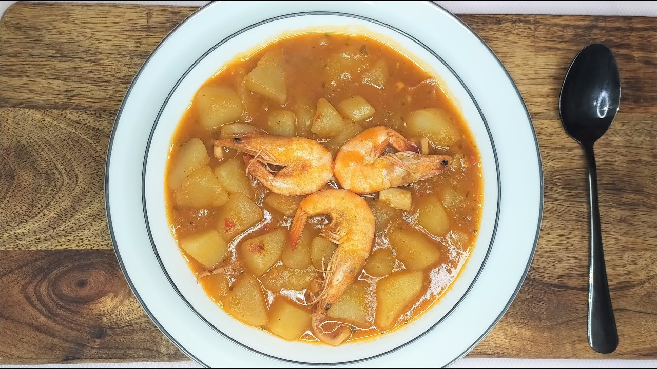 Patatas guisadas con calamares y langostinos, con muchísimo sabor a marisco