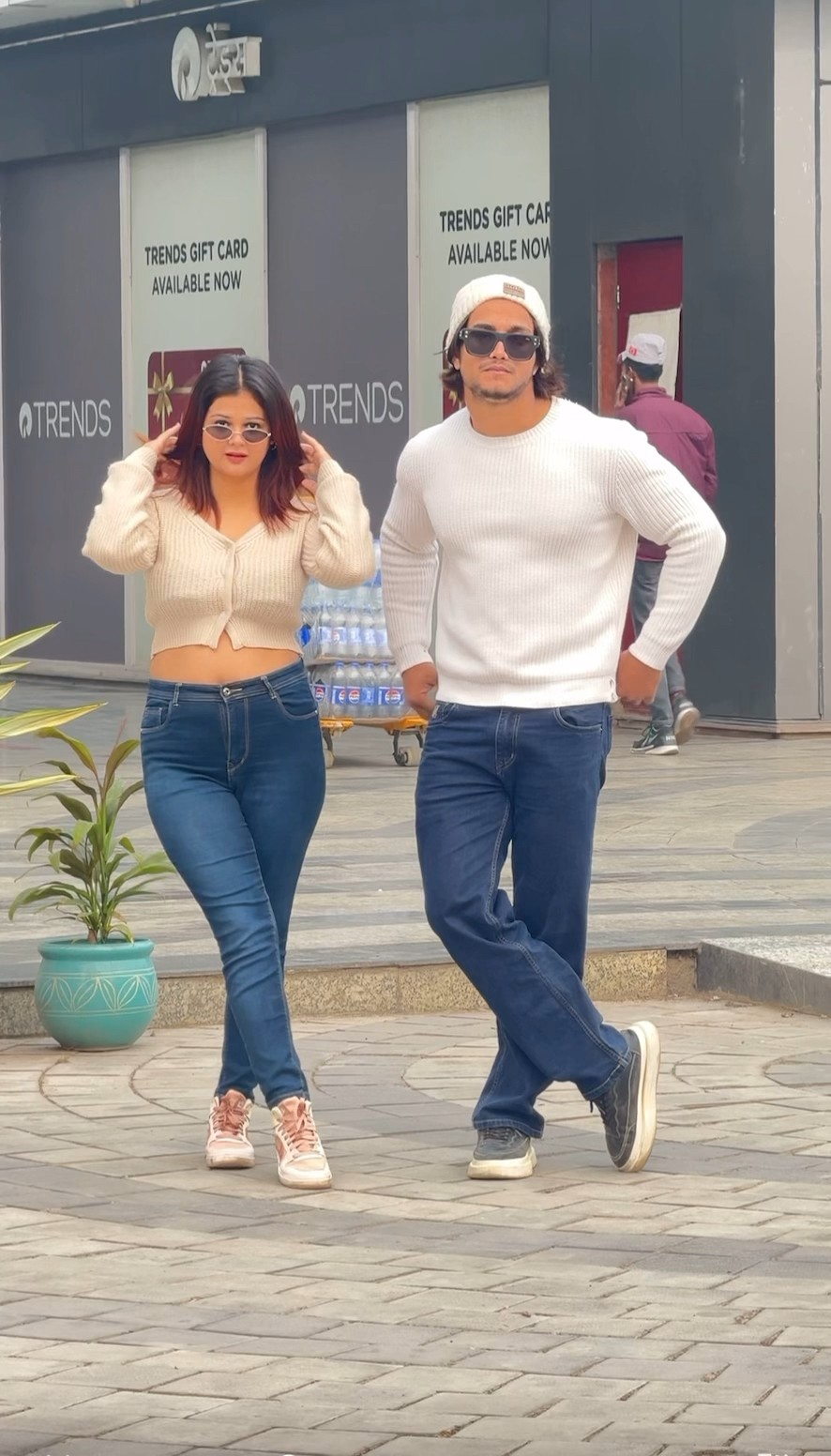 Walk ? #shortsvideo #couplelovesong #fashiontrends #couple #love #trendingshorts #gulfishangour