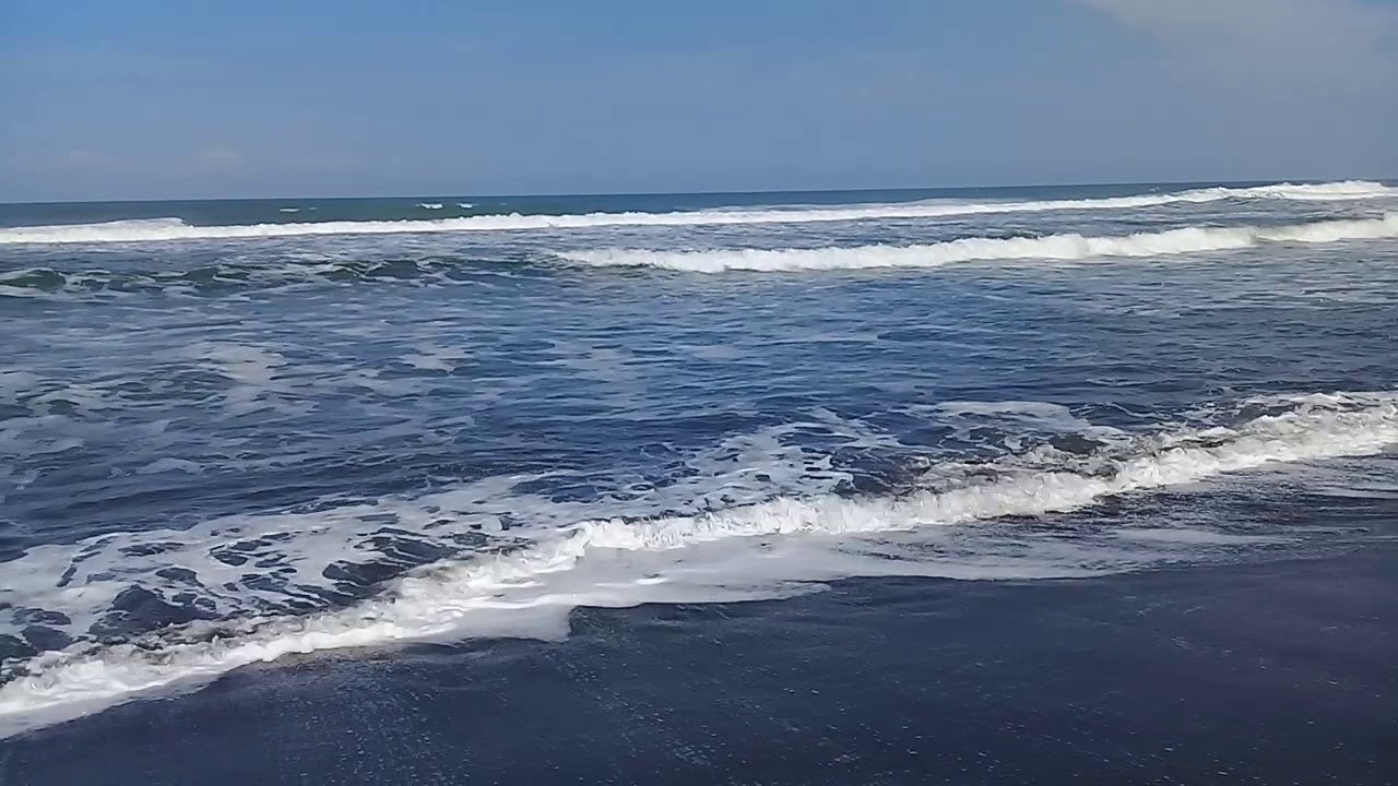 Deburan Ombak Pantai Glagah Indah