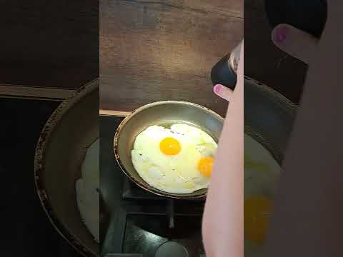 Cooking 🍳 frying eggs 🍳 Working