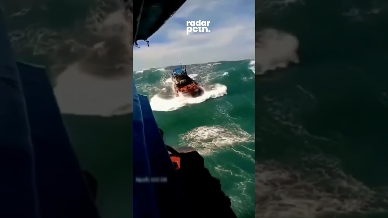 Detik-detik kapal nelayan dihantam ombak besar