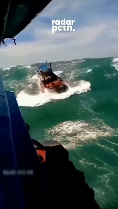 Detik-detik kapal nelayan dihantam ombak besar