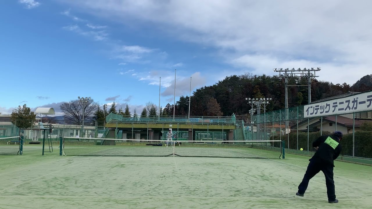 バックスイングが遅い渋滞してる。後ろで回してなんとか打ったフォア　顔は残せた感じがあるけど首が曲がってる　(´・ω・)