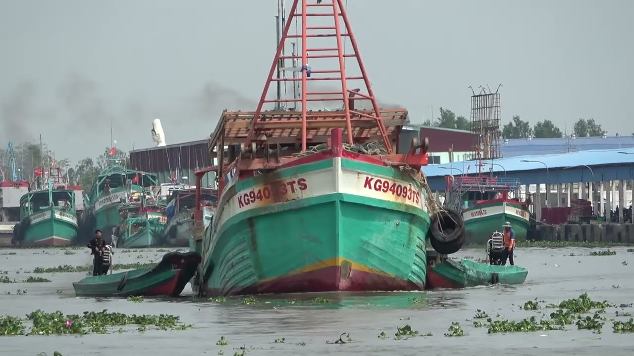 Hai chiếc vỏ lãi đẩy chiếc ghe cào khổng lồ qua ngã ba Tắc Cậu