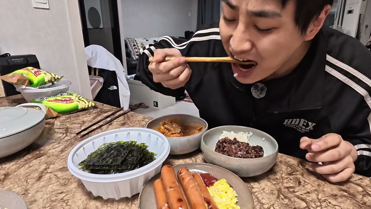 돼지 김치찌개 + 후랑크 소세지 + 스크램블 에그(망함)