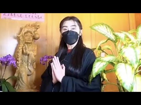王祖贤穿僧袍现身寺庙，双手合十虔诚素雅，55岁皮肤白到发光