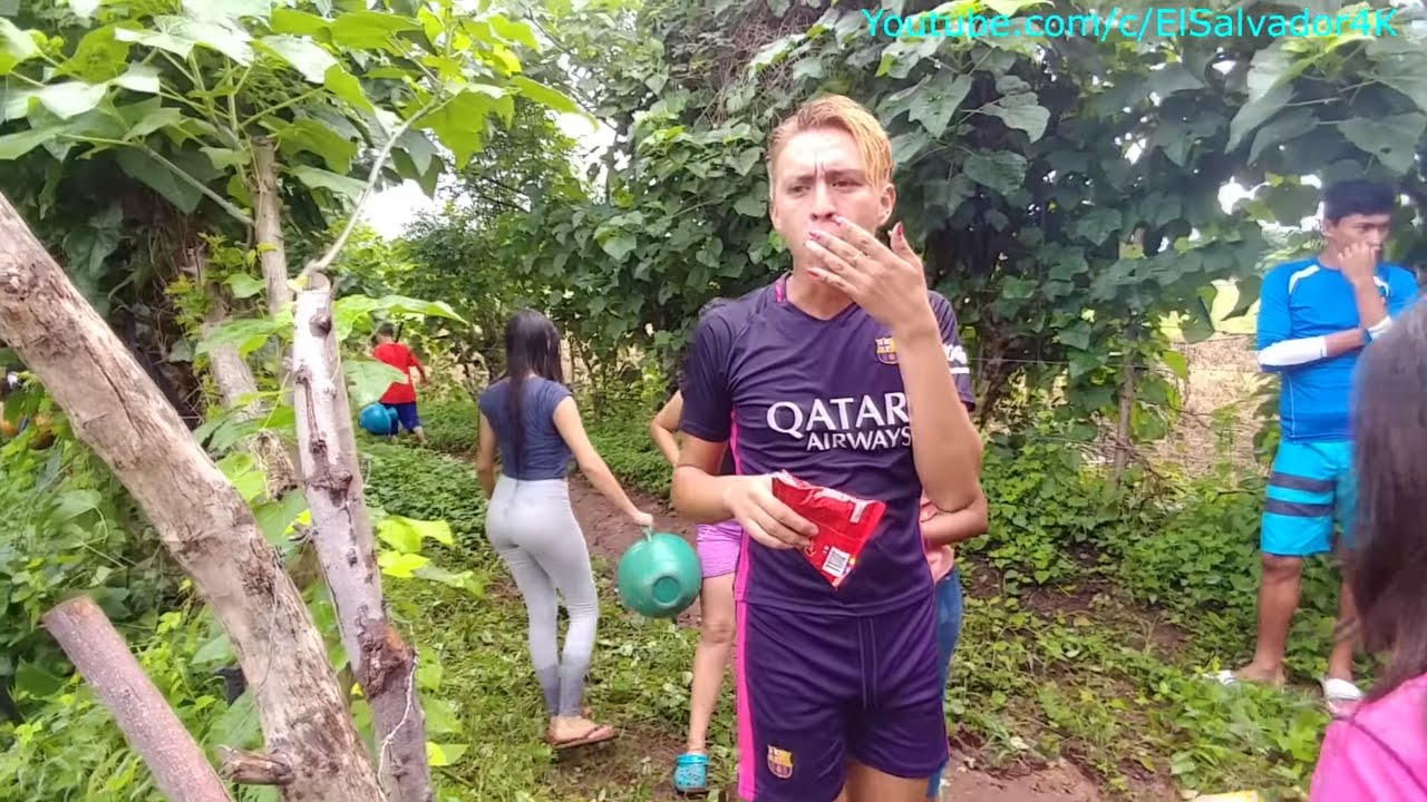 Nos fuimos a la quebradita a llenar los cántaros con agua. Preparandonos para la sandillera. Parte 2