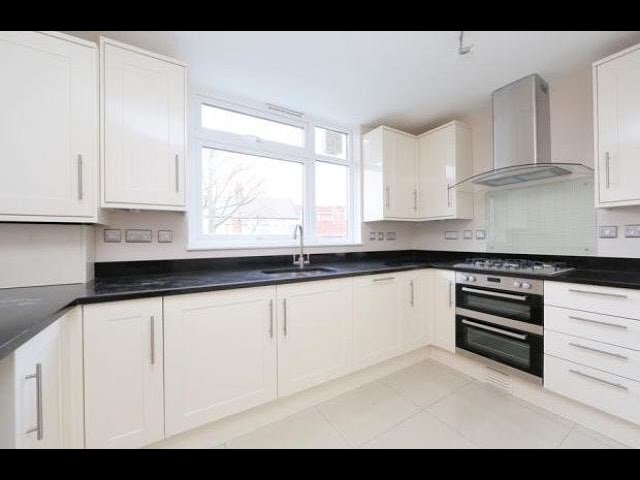 Immaculate 3 Bed Flat-Balham Main Photo