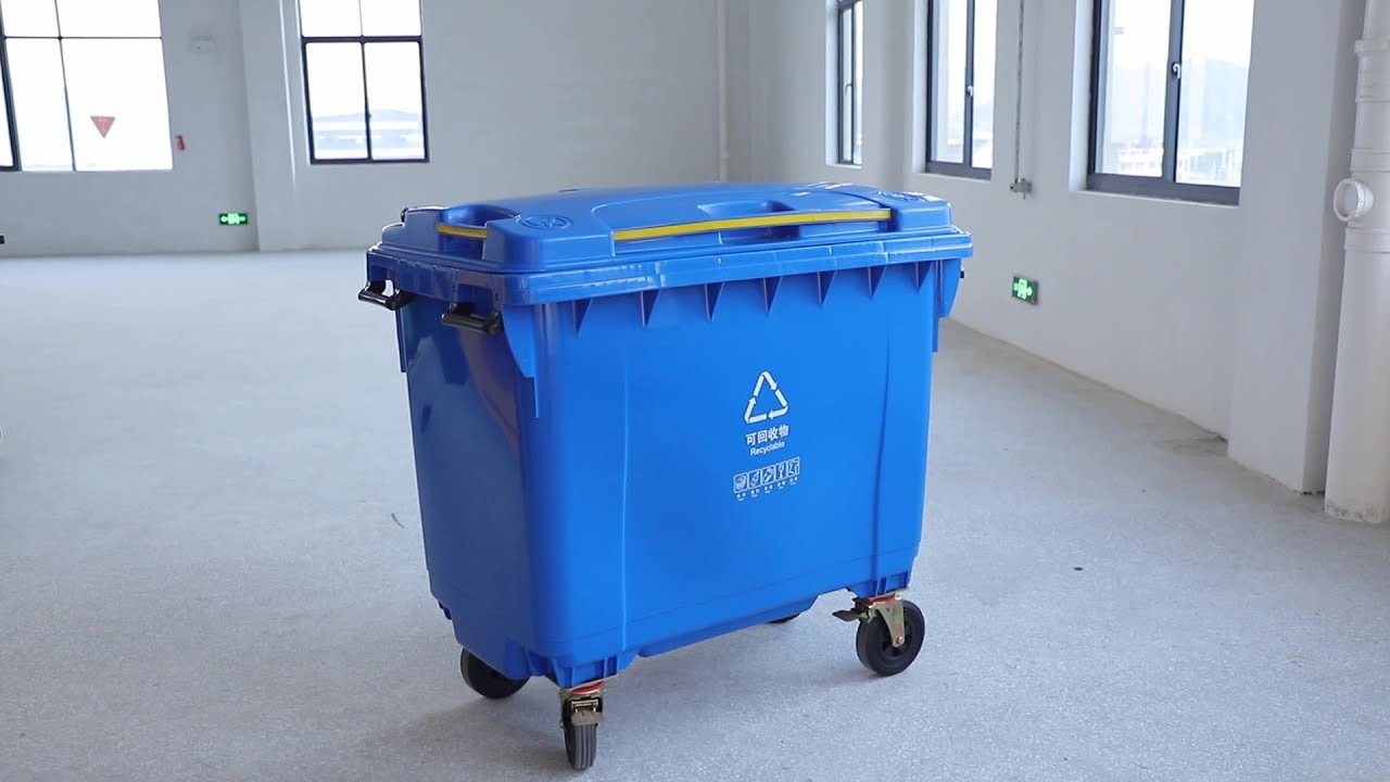 Large capacity outdoor plastic trash can