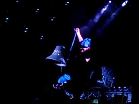 AC/DC - Hell Bells, Brian Johnson correndo e tocando o sino. São Paulo ...
