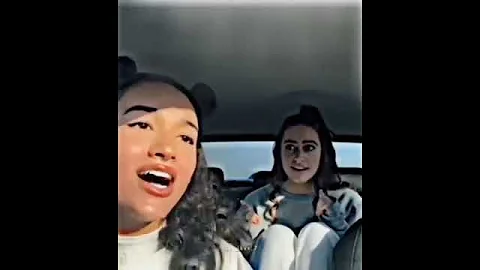 صدمت صديقتها بسبب صوتها 